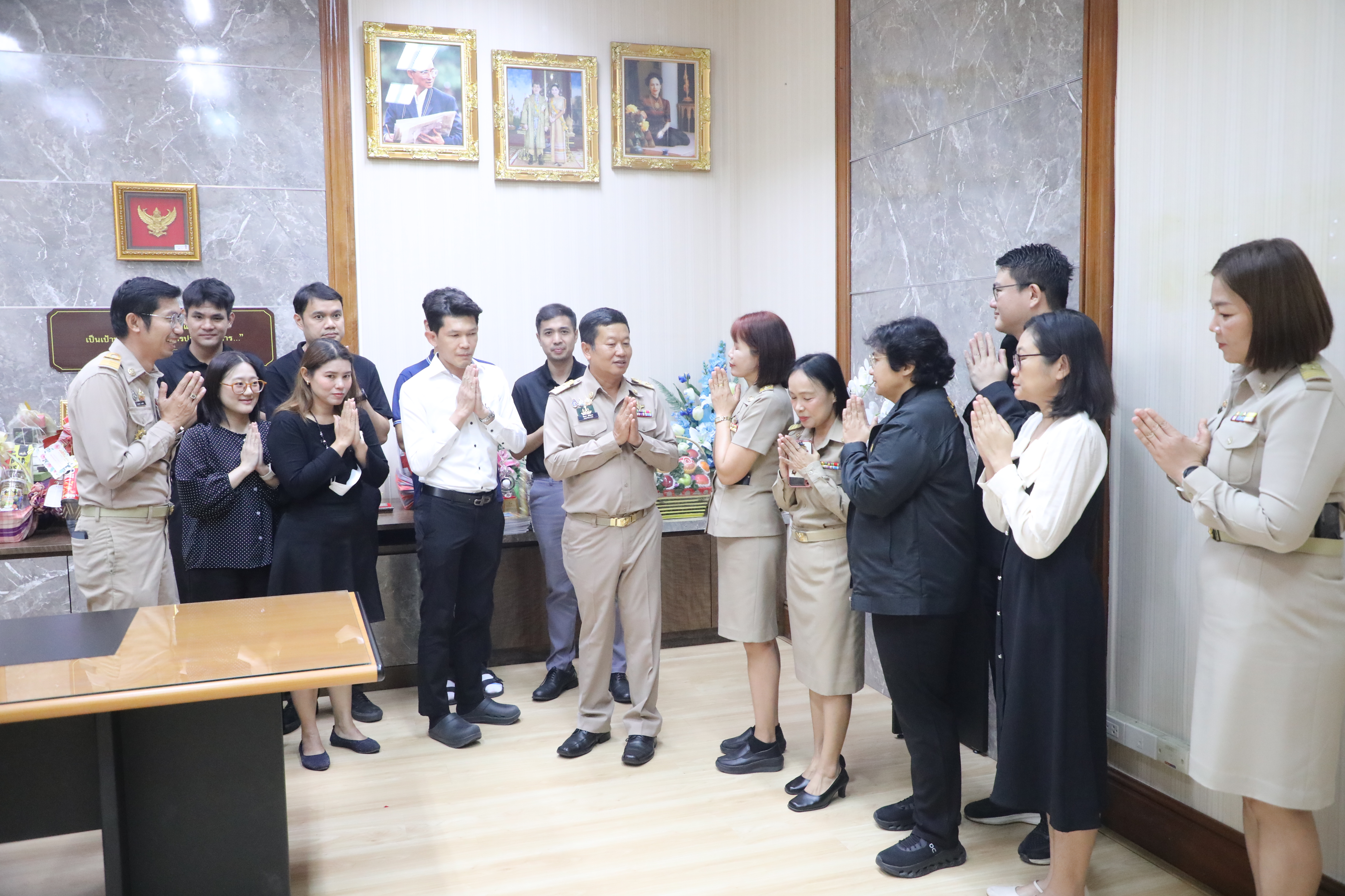 title - ส.ป.ก. ร่วมกัน สวัสดีปีใหม่ ผู้บริหารสำนักงานการปฏิรูปที่ดินเพื่อเกษตรกรรม พร้อมรับพรต้อนรับปีใหม่ 2569